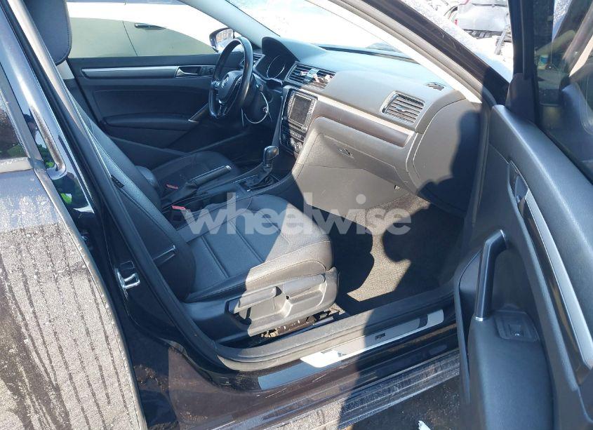 Photo 5 of 2018 Volkswagen Passat 2.0T R-LINE/2.0T S (VIN 1VWAA7A37JC020276)