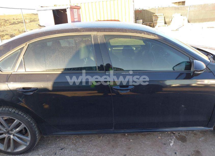 Photo 14 of 2018 Volkswagen Passat 2.0T R-LINE/2.0T S (VIN 1VWAA7A38JC001719)