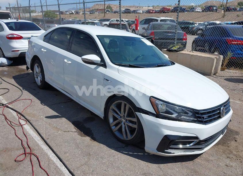 2018 Volkswagen Passat S/R-LINE (VIN 1VWAA7A39JC008470) main photo