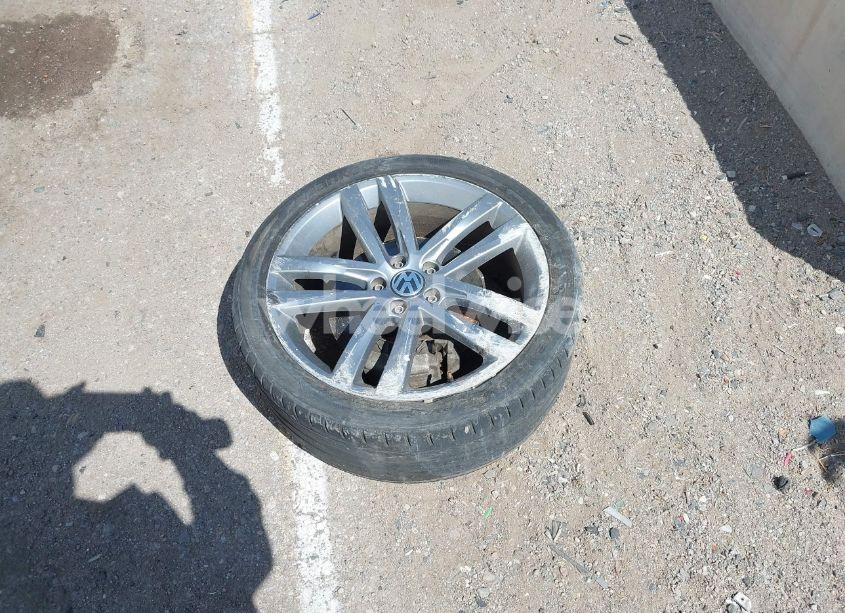 Photo 11 of 2018 Volkswagen Passat S/R-LINE (VIN 1VWAA7A39JC008470)