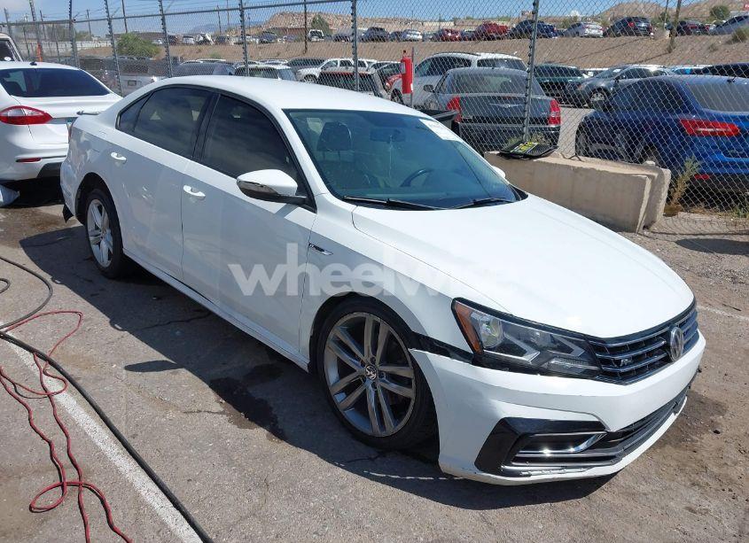 Photo 13 of 2018 Volkswagen Passat S/R-LINE (VIN 1VWAA7A39JC008470)