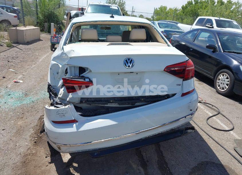Photo 16 of 2018 Volkswagen Passat S/R-LINE (VIN 1VWAA7A39JC008470)