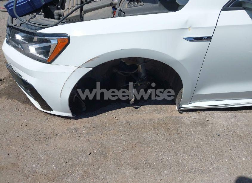 Photo 17 of 2018 Volkswagen Passat S/R-LINE (VIN 1VWAA7A39JC008470)