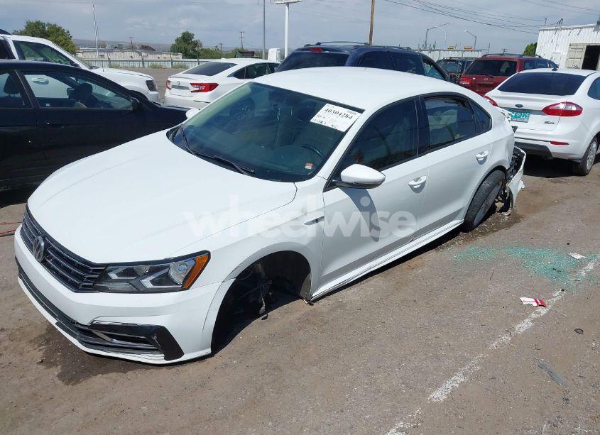 Photo 2 of 2018 Volkswagen Passat S/R-LINE (VIN 1VWAA7A39JC008470)