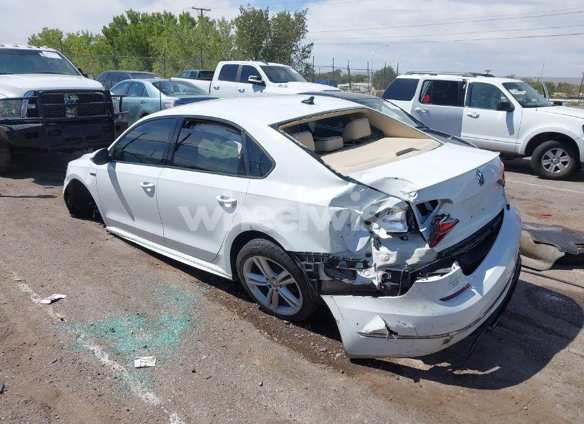 Photo 3 of 2018 Volkswagen Passat S/R-LINE (VIN 1VWAA7A39JC008470)