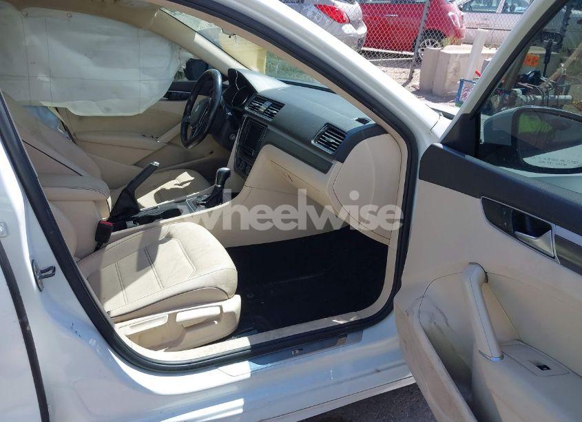 Photo 5 of 2018 Volkswagen Passat S/R-LINE (VIN 1VWAA7A39JC008470)