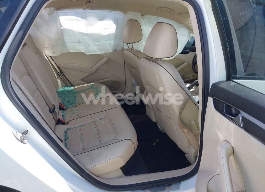 Photo 8 of 2018 Volkswagen Passat S/R-LINE (VIN 1VWAA7A39JC008470)