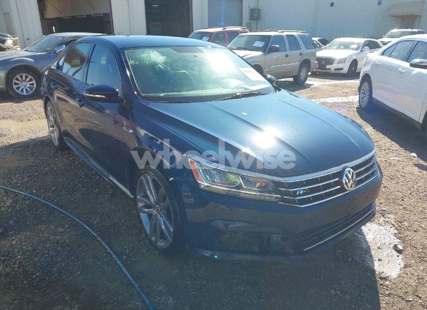 2018 Volkswagen Passat (VIN 1VWAA7A39JC012678) main photo