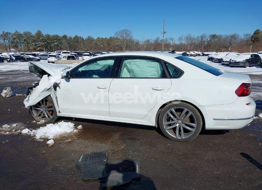 Photo 14 of 2018 Volkswagen Passat 2.0T R-LINE/2.0T S (VIN 1VWAA7A39JC023292)