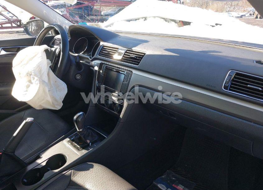 Photo 5 of 2018 Volkswagen Passat 2.0T R-LINE/2.0T S (VIN 1VWAA7A39JC023292)