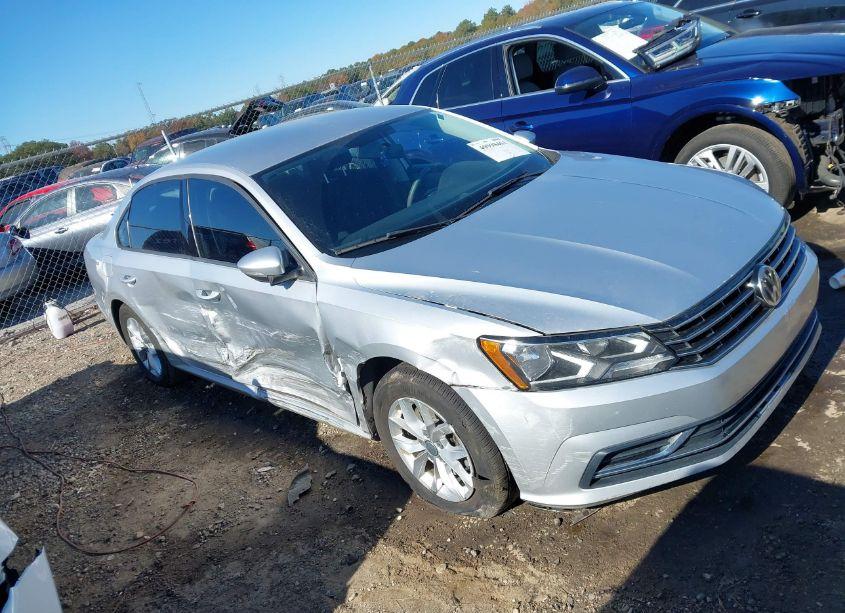 Photo 13 of 2018 Volkswagen Passat 2.0T R-LINE/2.0T S (VIN 1VWAA7A3XJC010423)