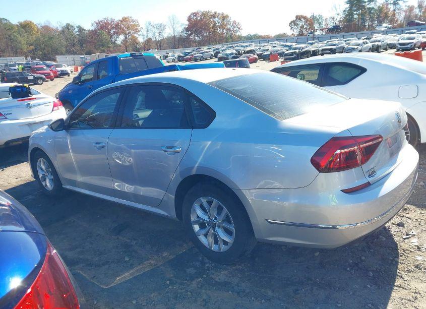 Photo 14 of 2018 Volkswagen Passat 2.0T R-LINE/2.0T S (VIN 1VWAA7A3XJC010423)