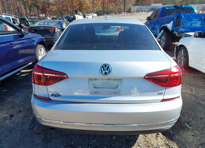 Photo 16 of 2018 Volkswagen Passat 2.0T R-LINE/2.0T S (VIN 1VWAA7A3XJC010423)