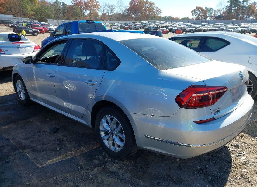 Photo 3 of 2018 Volkswagen Passat 2.0T R-LINE/2.0T S (VIN 1VWAA7A3XJC010423)