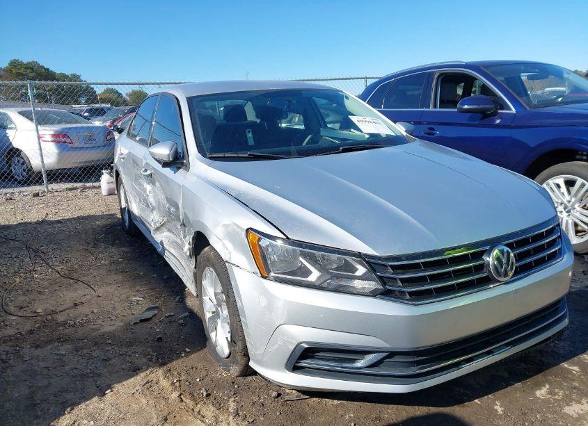 Photo 6 of 2018 Volkswagen Passat 2.0T R-LINE/2.0T S (VIN 1VWAA7A3XJC010423)