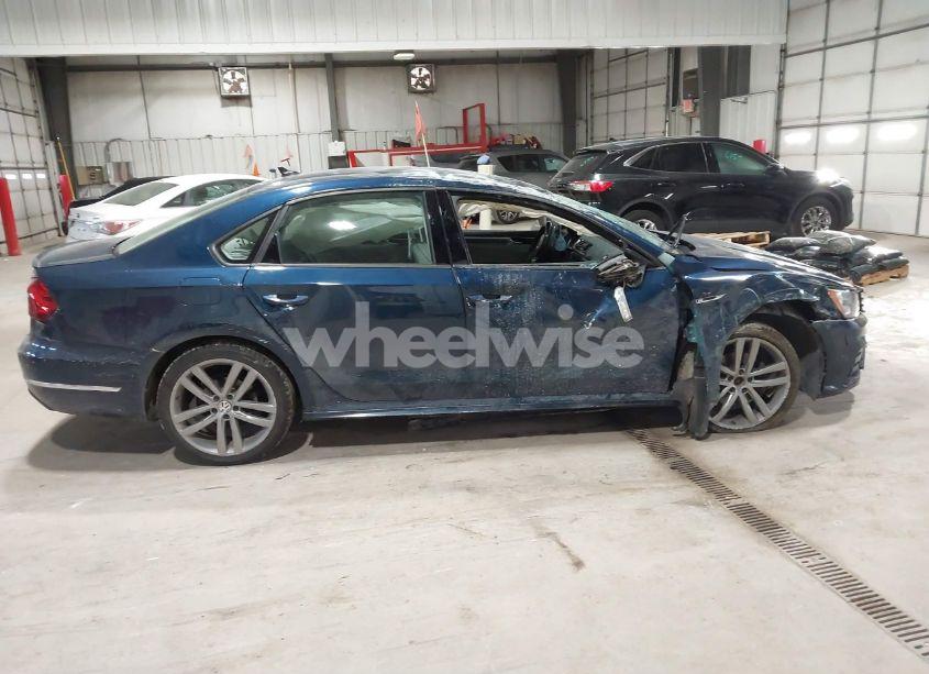 Photo 14 of 2018 Volkswagen Passat 2.0T R-LINE/2.0T S (VIN 1VWAA7A3XJC011491)
