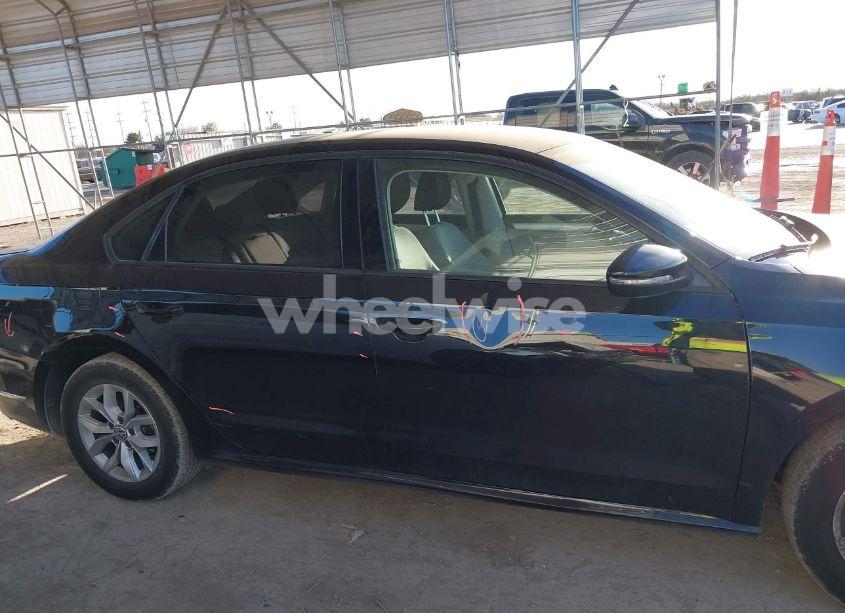 Photo 13 of 2018 Volkswagen Passat 2.0T R-LINE/2.0T S (VIN 1VWAA7A3XJC024371)