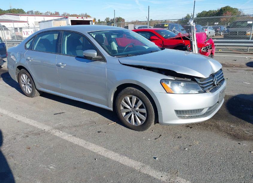 2013 Volkswagen Passat 2.5L S (VIN 1VWAH7A30DC001388) main photo