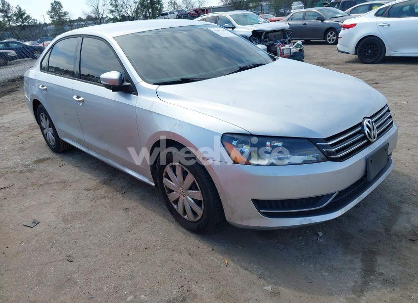 2013 Volkswagen Passat 2.5L S (VIN 1VWAH7A37DC132561) main photo