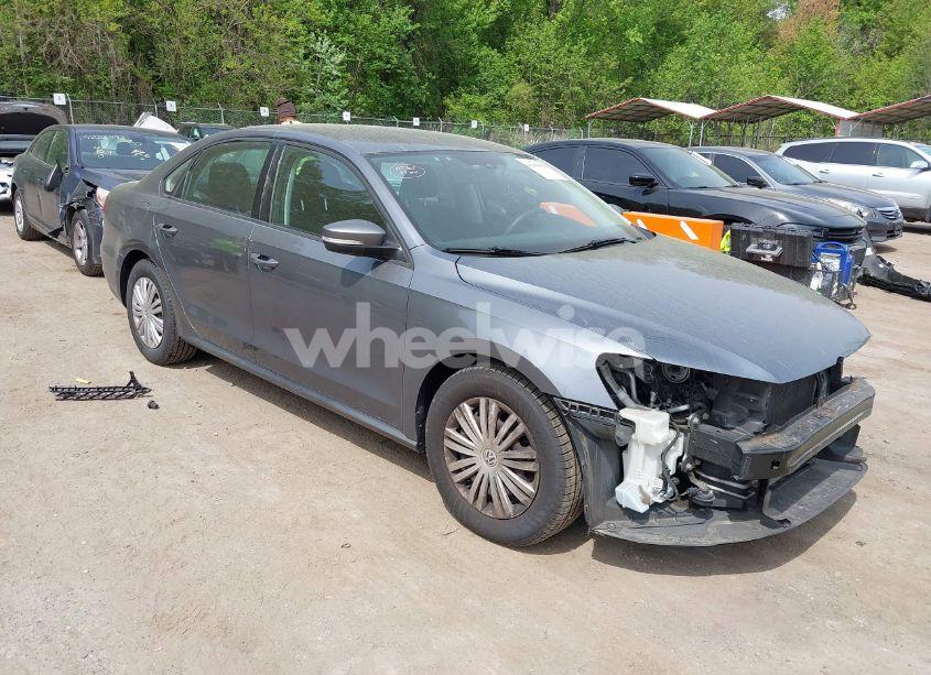2014 Volkswagen Passat 2.5L S (VIN 1VWAP7A30EC016476) main photo