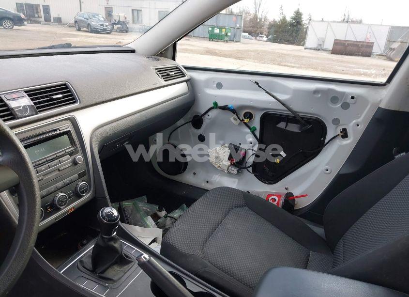 Photo 17 of 2012 Volkswagen Passat 2.5L S (VIN 1VWAP7A37CC005245)