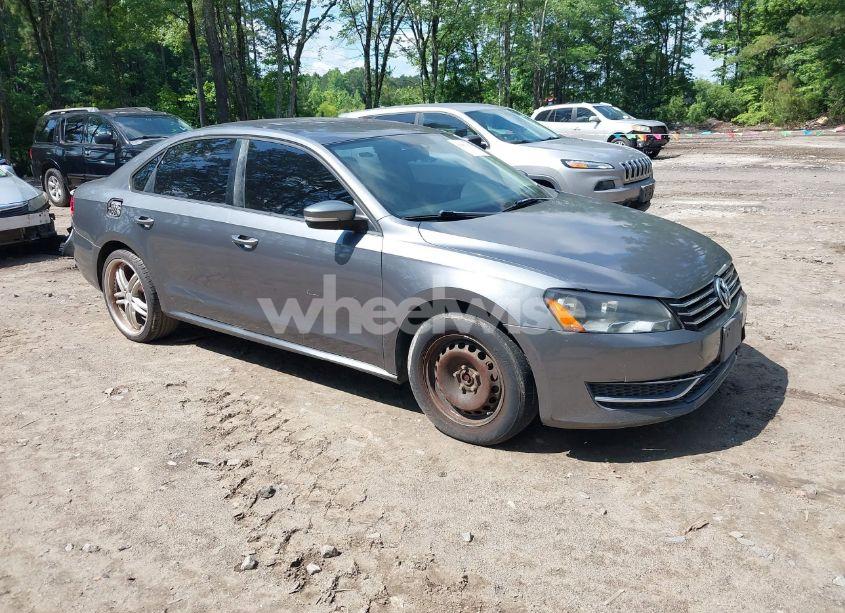 2014 Volkswagen Passat 2.5L S (VIN 1VWAP7A37EC018693) main photo