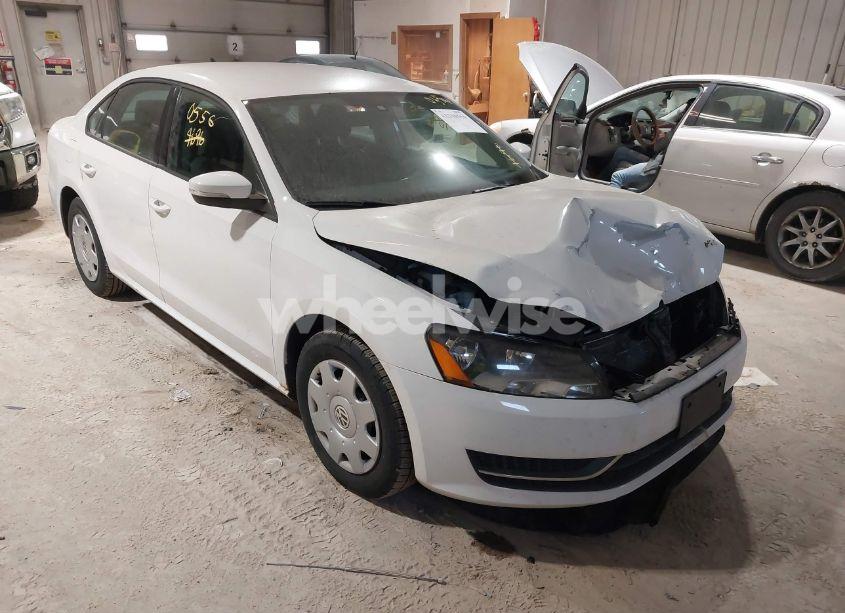 2014 Volkswagen Passat 2.5L S (VIN 1VWAP7A3XEC024696) main photo