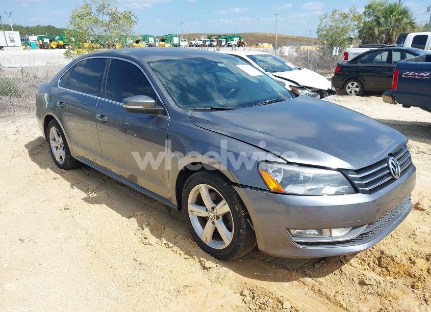 2015 Volkswagen Passat 1.8T LIMITED EDITION (VIN 1VWAS7A38FC082760) main photo