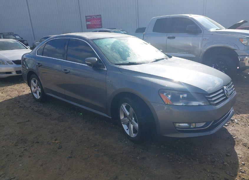 2015 Volkswagen Passat 1.8T LIMITED EDITION (VIN 1VWAT7A30FC099274) main photo