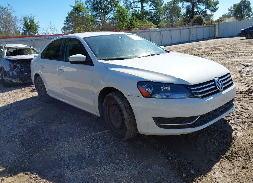 2014 Volkswagen Passat 1.8T S (VIN 1VWAT7A31EC114430) main photo