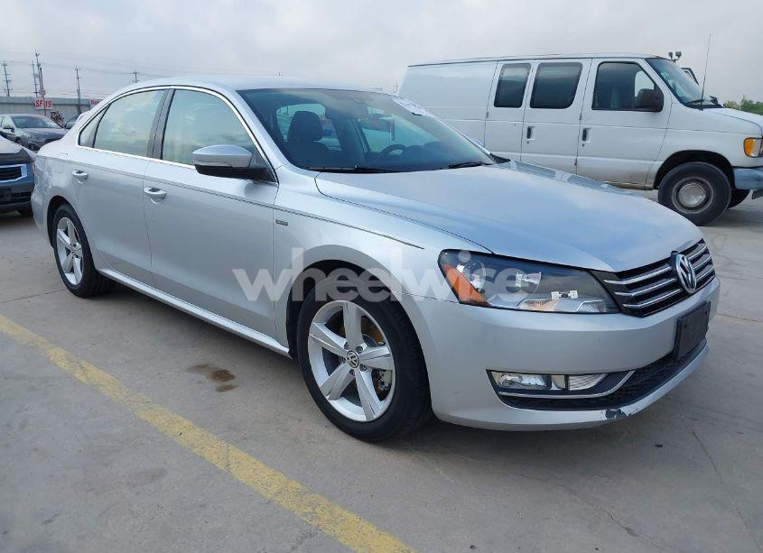 2015 Volkswagen Passat 1.8T LIMITED EDITION (VIN 1VWAT7A31FC117751) main photo