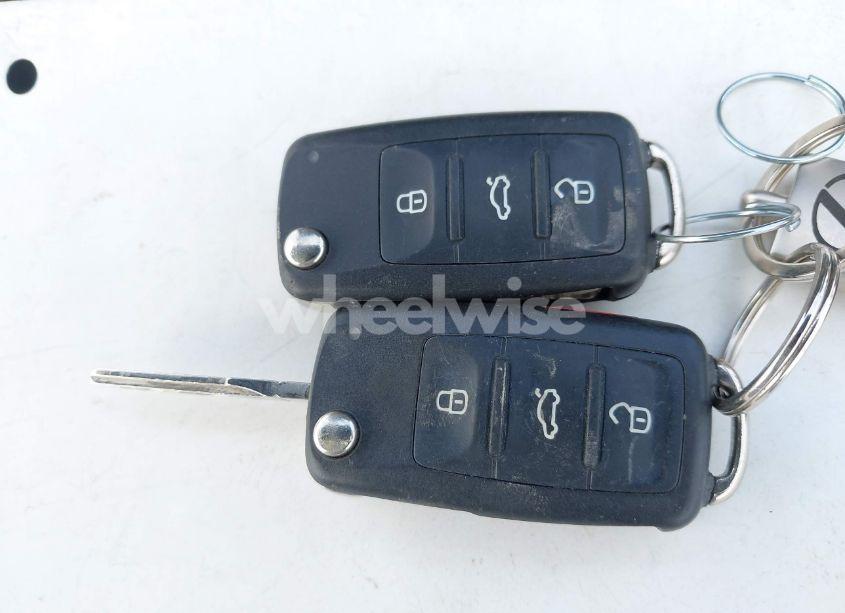 Photo 11 of 2015 Volkswagen Passat 1.8T LIMITED EDITION (VIN 1VWAT7A31FC117751)