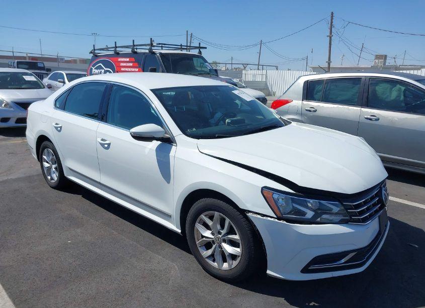 2017 Volkswagen Passat 1.8T S (VIN 1VWAT7A32HC021601) main photo