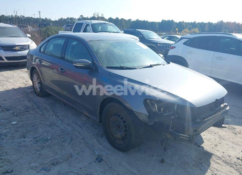 2015 Volkswagen Passat 1.8T S (VIN 1VWAT7A33FC053258) main photo