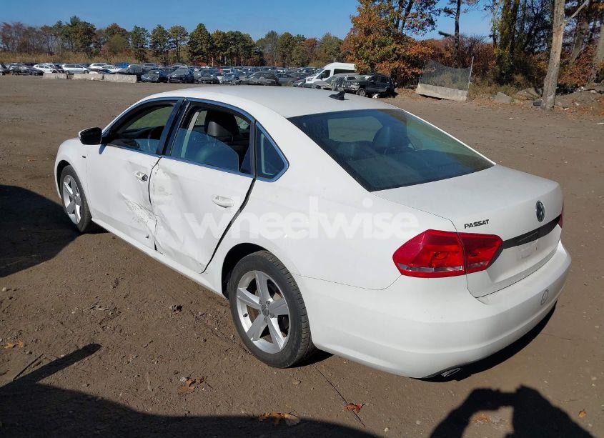 Photo 3 of 2015 Volkswagen Passat 1.8T LIMITED EDITION (VIN 1VWAT7A33FC095512)