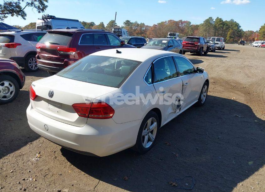 Photo 4 of 2015 Volkswagen Passat 1.8T LIMITED EDITION (VIN 1VWAT7A33FC095512)