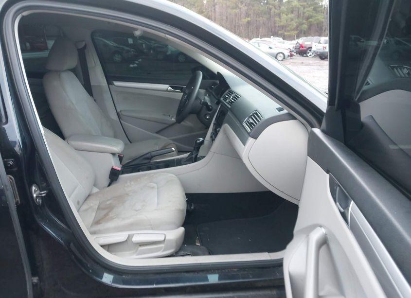 Photo 5 of 2017 Volkswagen Passat 1.8T S (VIN 1VWAT7A33HC026502)