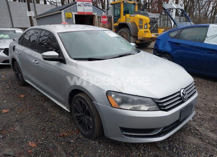 2015 Volkswagen Passat 1.8T S (VIN 1VWAT7A34FC005235) main photo