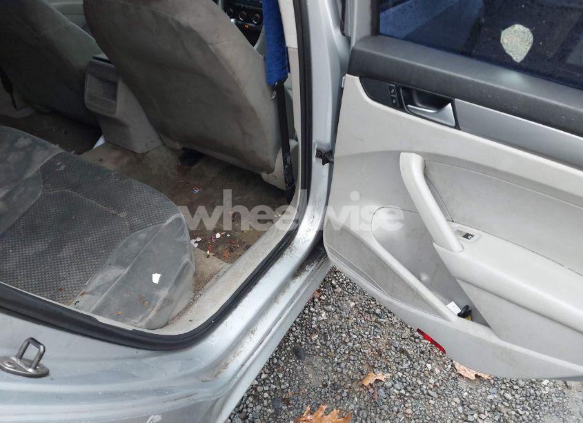 Photo 8 of 2015 Volkswagen Passat 1.8T S (VIN 1VWAT7A34FC005235)