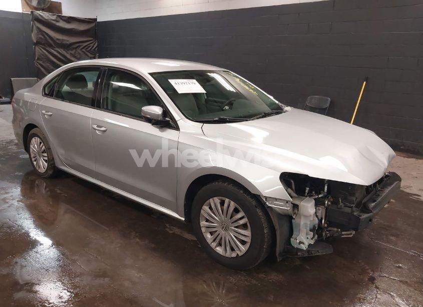 2015 Volkswagen Passat 1.8T S (VIN 1VWAT7A34FC036095) main photo