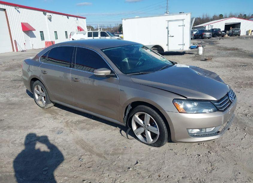 2015 Volkswagen Passat 1.8T LIMITED EDITION (VIN 1VWAT7A34FC100118) main photo