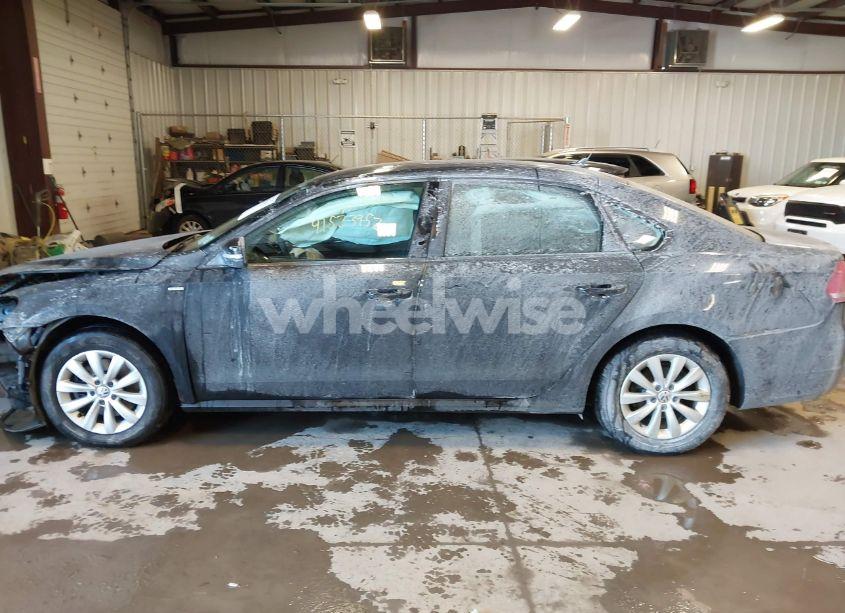 Photo 14 of 2014 Volkswagen Passat 1.8T WOLFSBURG EDITION (VIN 1VWAT7A35EC095722)