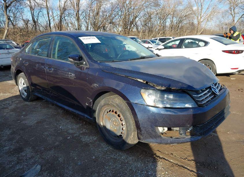 2014 Volkswagen Passat 1.8T S (VIN 1VWAT7A35EC114799) main photo