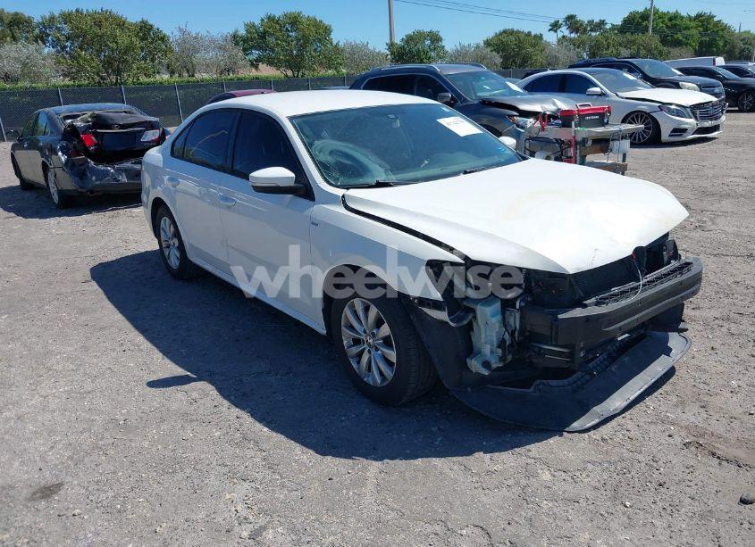 2015 Volkswagen Passat 1.8T WOLFSBURG EDITION (VIN 1VWAT7A35FC038826) main photo