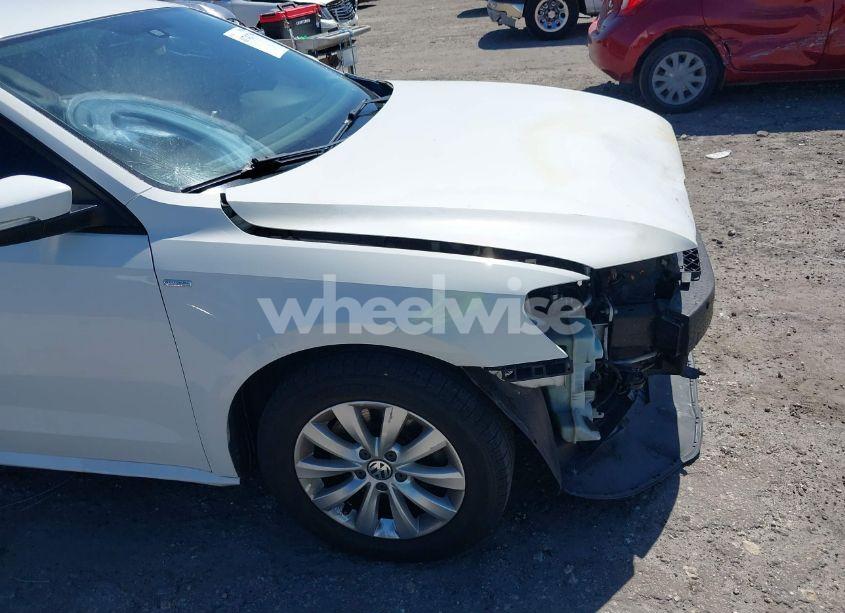 Photo 14 of 2015 Volkswagen Passat 1.8T WOLFSBURG EDITION (VIN 1VWAT7A35FC038826)