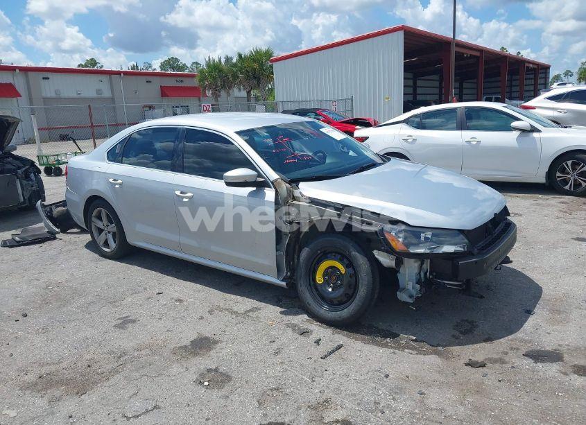 2015 Volkswagen Passat 1.8T LIMITED EDITION (VIN 1VWAT7A35FC109653) main photo