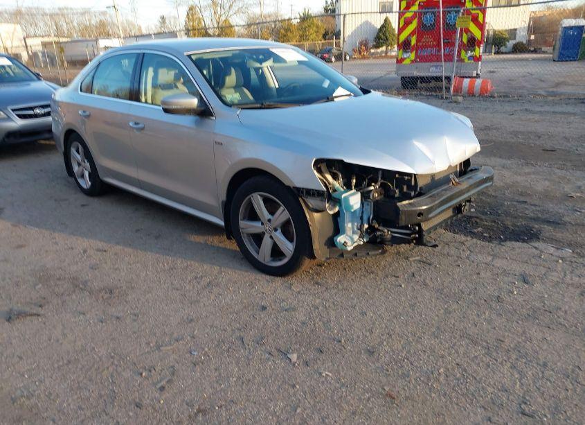 2015 Volkswagen Passat 1.8T LIMITED EDITION (VIN 1VWAT7A35FC120409) main photo