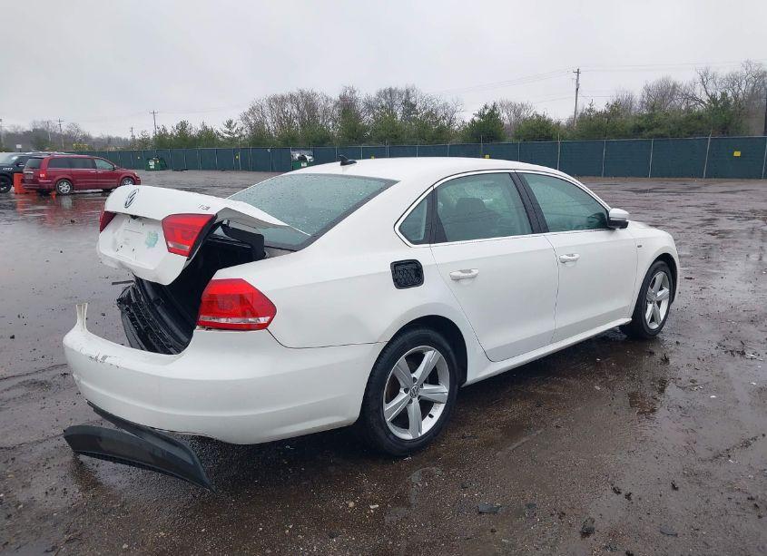 Photo 4 of 2015 Volkswagen Passat 1.8T LIMITED EDITION (VIN 1VWAT7A36FC112867)