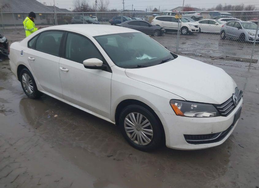 2014 Volkswagen Passat 1.8T S (VIN 1VWAT7A37EC043329) main photo