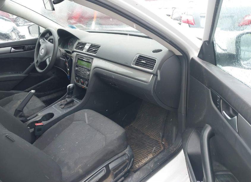 Photo 5 of 2015 Volkswagen Passat 1.8T S (VIN 1VWAT7A37FC099028)